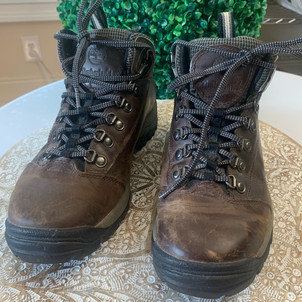 Women’s vintage Timberland leather hiking boots. Gently worn. Size 8.5.